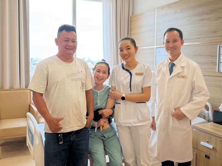 Hành trình vượt hàng trăm cây số của chị Trang khép lại bằng nụ cười hạnh phúc trong ngày xuất viện.