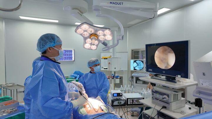 Ê-kíp bác sĩ Vinmec Đà Nẵng thực hiện phẫu thuật.