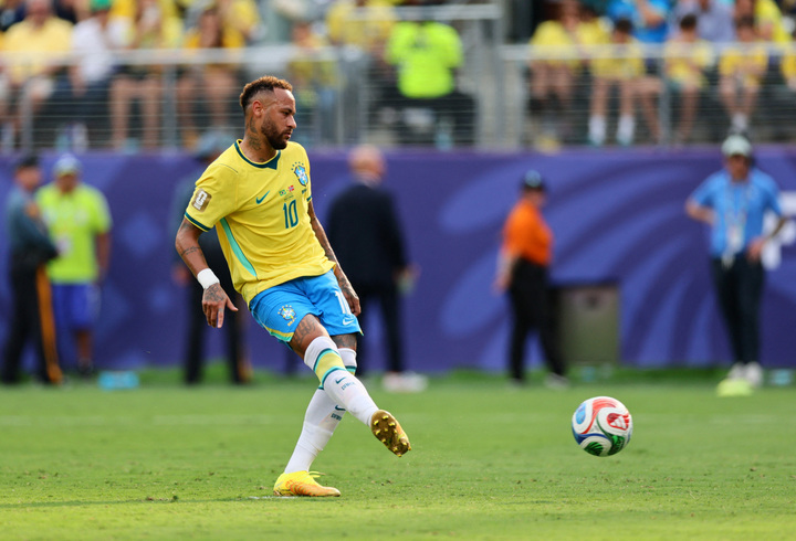 Neymar vẫn cho thấy đẳng cấp khi thực hiện cú đá phạt đền rất bình tĩnh trước sự khiêu khích của thủ môn. (Ảnh: Reuters)