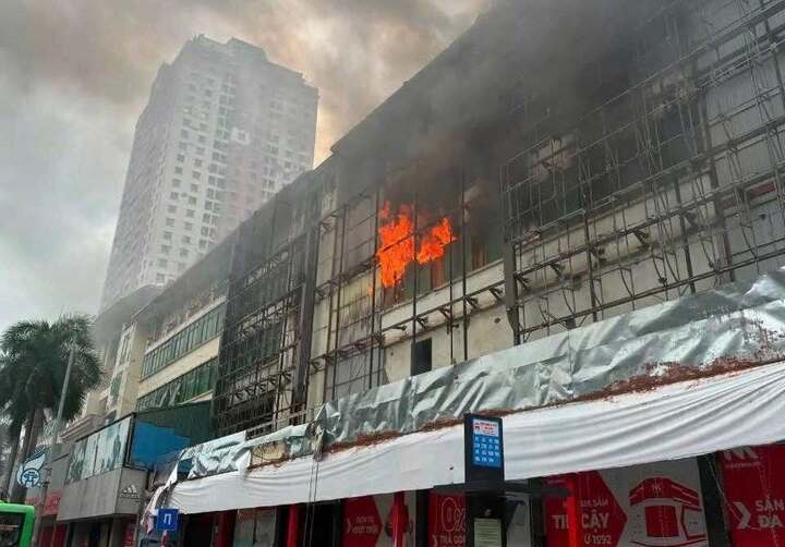 Ngọn lửa bốc lên ngùn ngụt ở siêu thị cũ.