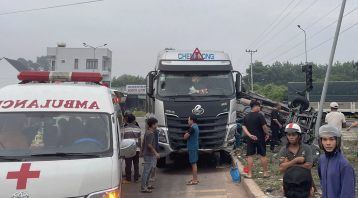 Xe cứu thương có mặt tại hiện trường. (Ảnh: CS)