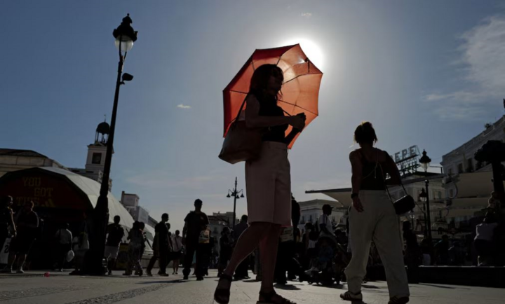 Du khách tại quảng trường Plaza Puerta del Sol trong đợt nắng nóng ở Madrid, Tây Ban Nha. (Ảnh: Reuters)