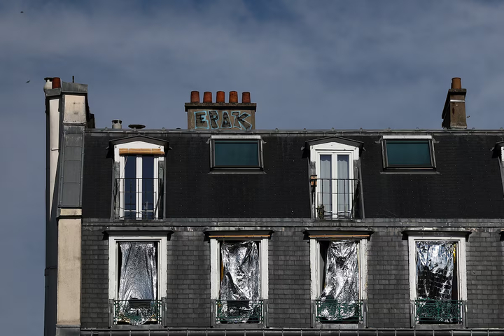 Một số căn hộ ở Paris phủ chăn giữ nhiệt lên cửa sổ để giảm sức nóng từ ánh nắng. (Ảnh: Reuters)