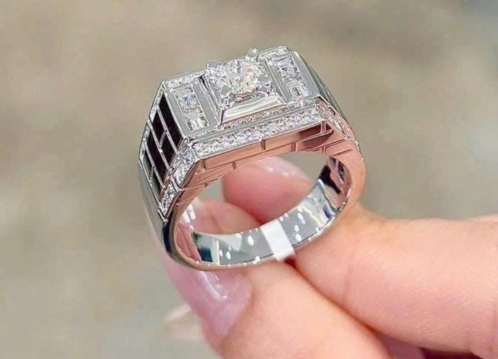 Lượng hàng tồn kho kim cương tăng tạm thời do nhu cầu bán lại của khách hàng gia tăng sau sự cố. (Ảnh: Đ.V)