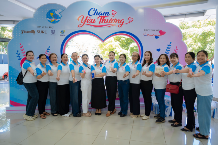Lễ mít tinh hưởng ứng Ngày Gia đình Việt Nam tại Huế thu hút hàng nghìn người dân tham dự (Ảnh: VN).