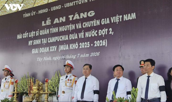 Lễ truy điệu và an táng 173 hài cốt quân tình nguyện, chuyên gia Việt Nam hy sinh tại Campuchia được tổ chức trang nghiêm tại Nghĩa trang Liệt sĩ Vĩnh Hưng.