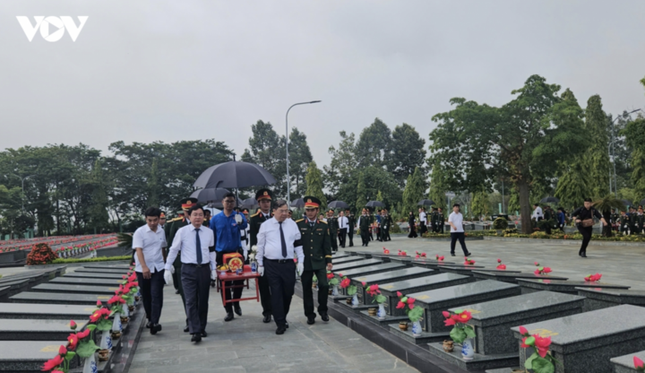 Lãnh đạo Trung ương và tỉnh Tây Ninh di chuyển hài cốt liệt sĩ đến khu vực an táng tại Nghĩa trang Liệt sĩ Vĩnh Hưng.