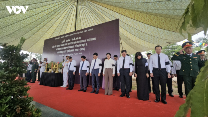 Các đại biểu dành phút mặc niệm, tưởng nhớ các liệt sĩ hy sinh tại Campuchia trong Lễ truy điệu và an táng tại Nghĩa trang Liệt sĩ Vĩnh Hưng, tỉnh Tây Ninh.