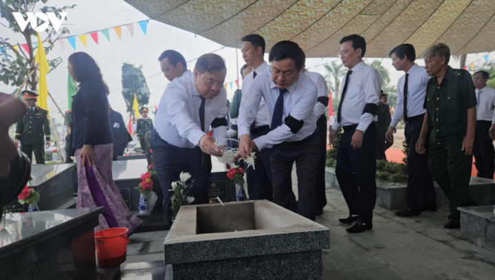 Lãnh đạo Trung ương và tỉnh Tây Ninh thực hiện nghi thức an táng các hài cốt liệt sĩ.