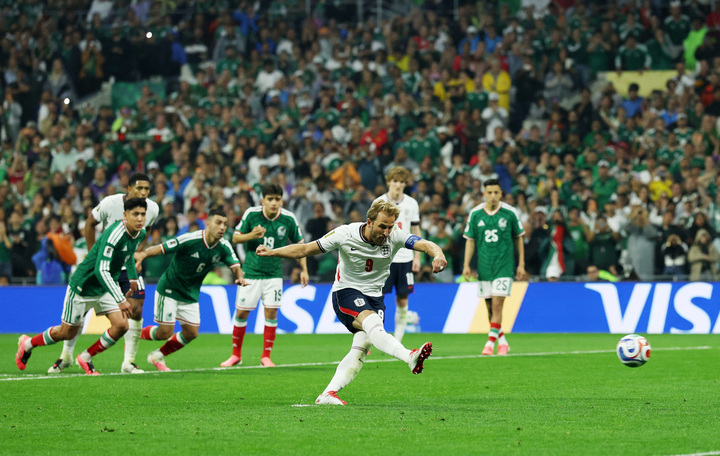 Kane nâng tỷ số lên 3-1. (Ảnh: Reuters)