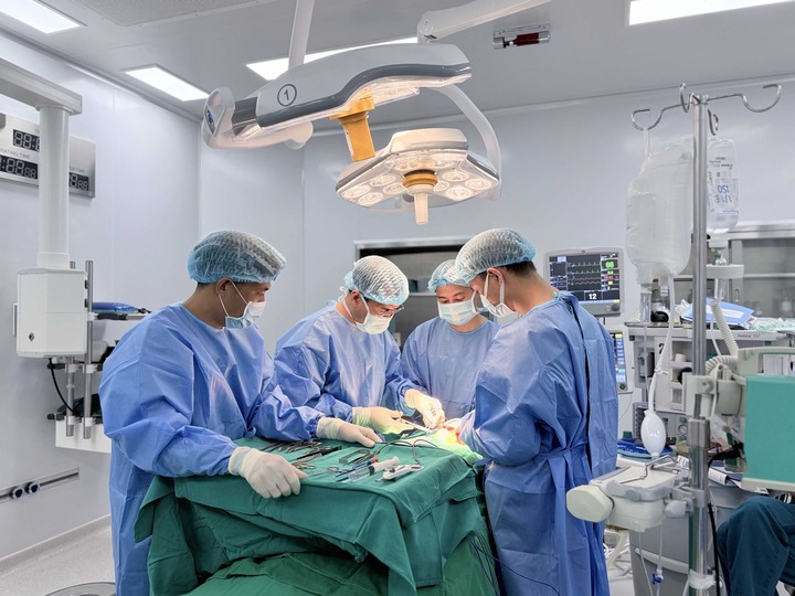 Ê-kíp bác sĩ Vinmec Hạ Long thực hiện ca phẫu thuật loại bỏ khối u tuyến giáp khổng lồ cho bệnh nhân.