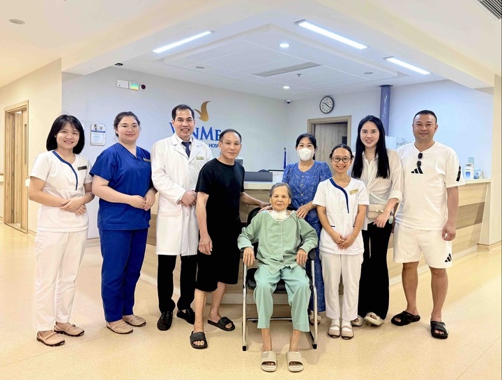 Bệnh nhân phục hồi trong niềm hạnh phúc của ê-kíp bác sĩ và gia đình.