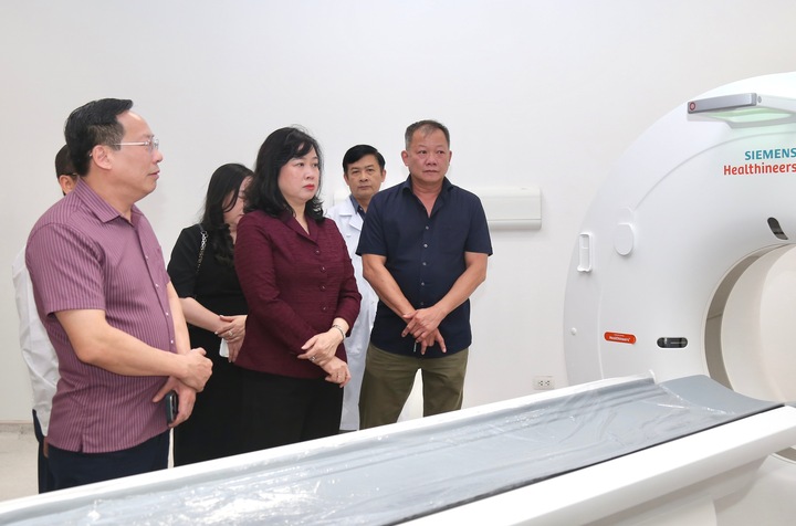 Bộ trưởng Bộ Y tế Đào Hồng Lan kiểm tra công tác chuẩn bị tại Bệnh viện Hữu nghị Việt Đức cơ sở Ninh Bình.
