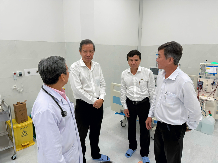 TS BS Nguyễn Văn Vĩnh Châu, Phó Giám đốc Sở Y tế TP.HCM thăm và đánh giá Đơn vị Thận nhân tạo tại Côn Đảo. (Ảnh: BVCC)