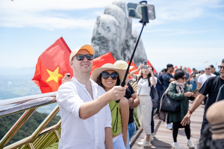 Check in với Cầu Vàng nổi tiếng.