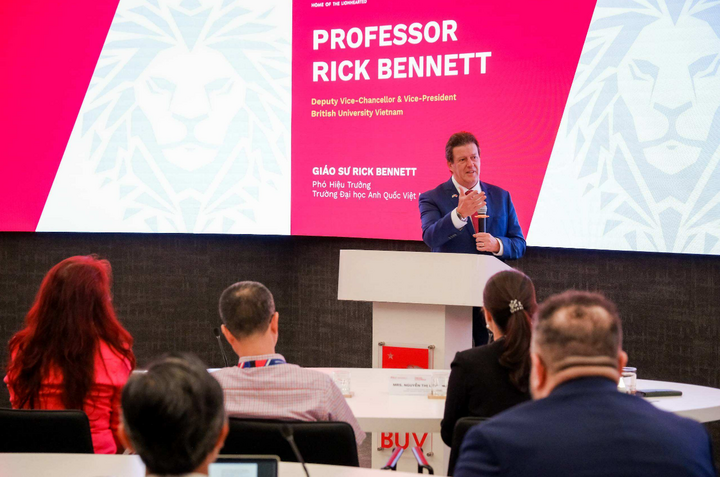 Giáo sư Rick Bennett phát biểu về chương trình học mới tại sự kiện.