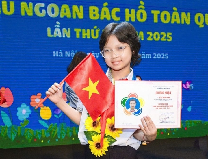 Minh Anh được tuyên dương tại Đại hội Cháu ngoan Bác Hồ toàn quốc năm 2025.