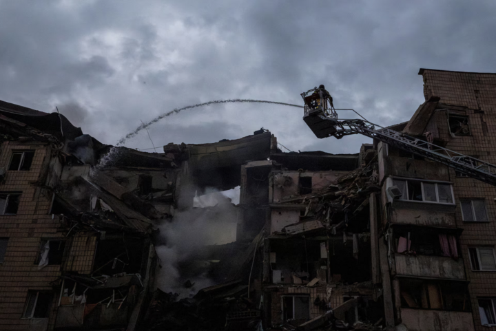 Hiện trường sau cuộc không kích của Nga tại Kiev. (Ảnh: Reuters)