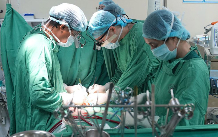 'Sửa' tim cho bé sinh non chỉ nặng 1,5kg (Ảnh: Quang Hùng)