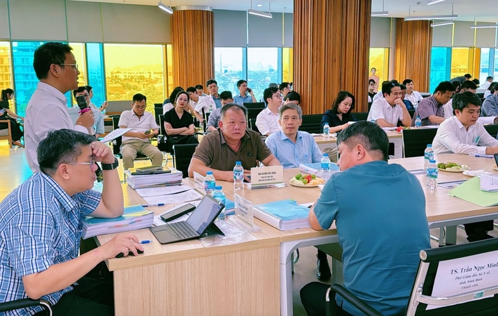 Các thành viên Đoàn trao đổi, góp ý và đánh giá các nội dung theo quy định của Bộ Y tế.