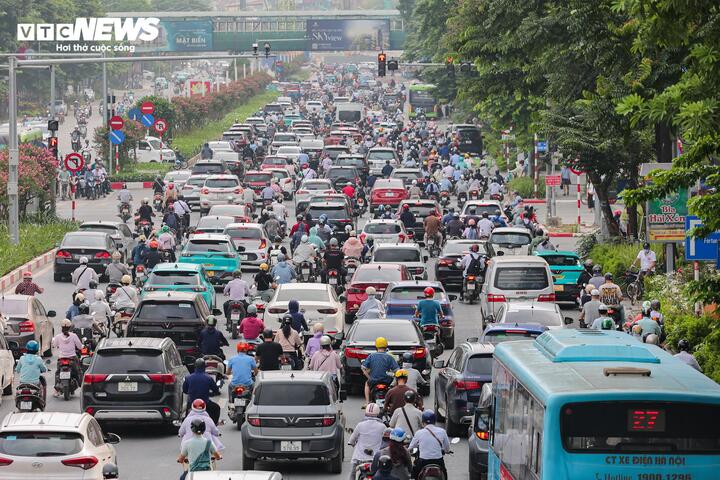 Đường Nguyễn Chí Thanh dài khoảng 1,8km, gồm 10 làn dành cho xe cơ giới và phương tiện thô sơ, kết nối nhiều nút giao quan trọng của Thủ đô.