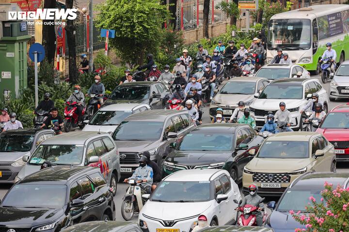 Mô hình tổ chức làn đường linh hoạt theo thời gian thực này được đánh giá có nhiều điểm tương đồng với phương án đang triển khai trên đường Cộng Hòa (TP.HCM), nơi bước đầu ghi nhận những tín hiệu tích cực sau khi áp dụng.