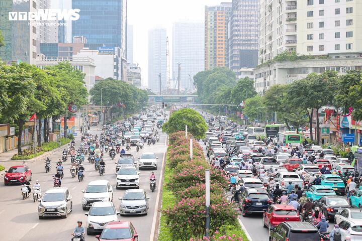 Cơ quan chức năng Hà Nội đang nghiên cứu phương án tổ chức lại giao thông trên hai tuyến đường Nguyễn Chí Thanh và Lê Văn Lương.