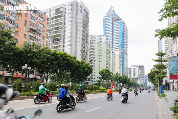 Tình trạng tương tự cũng diễn ra trên trục Lê Văn Lương, tuyến đường song song với Nguyễn Chí Thanh và thường xuyên quá tải theo từng chiều vào giờ cao điểm.