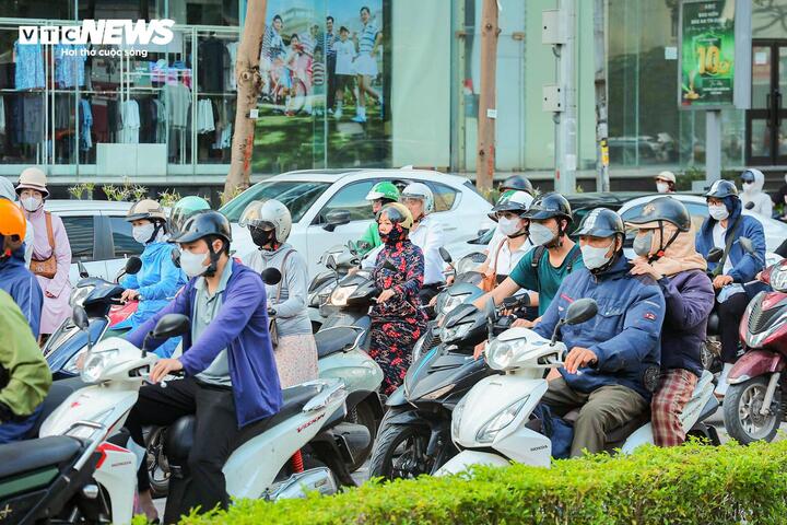 Theo phương án đang được nghiên cứu, vào cao điểm sáng, số làn đường sẽ được ưu tiên tăng thêm cho hướng phương tiện từ ngoại thành vào trung tâm. Đến giờ cao điểm chiều, việc phân bổ làn sẽ được điều chỉnh ngược lại nhằm phục vụ dòng xe từ trung tâm ra ngoại thành.