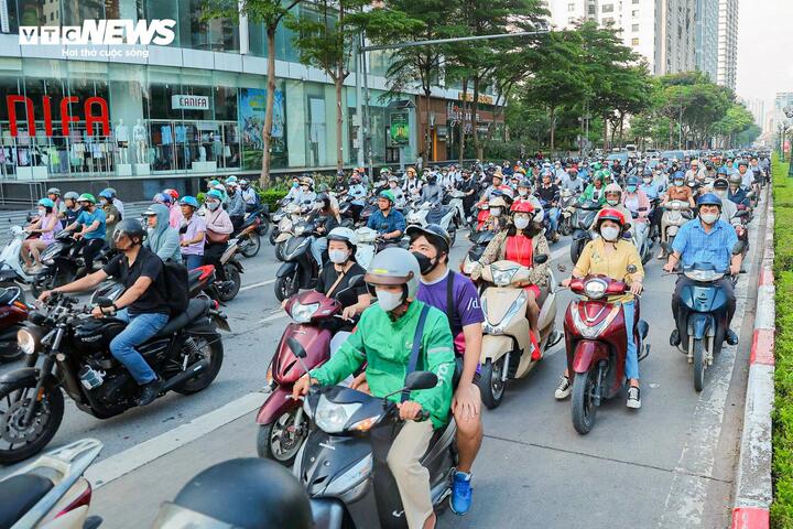 Dù có mặt đường tương đối rộng, Lê Văn Lương vẫn thường xuyên rơi vào cảnh ùn ứ do lượng phương tiện vượt quá khả năng đáp ứng của hạ tầng vào giờ cao điểm.