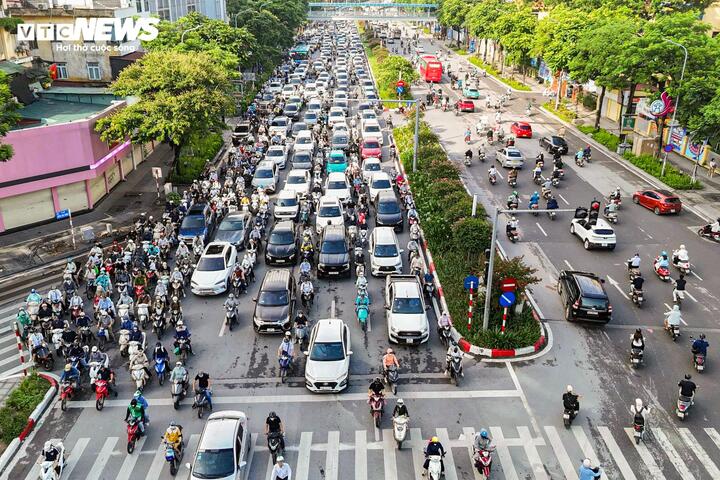 Theo ghi nhận của PV Báo Điện Tử VTC News, tuyến Nguyễn Chí Thanh thường xuyên xảy ra tình trạng ùn ứ cục bộ vào các khung giờ cao điểm, đặc biệt theo một chiều di chuyển.