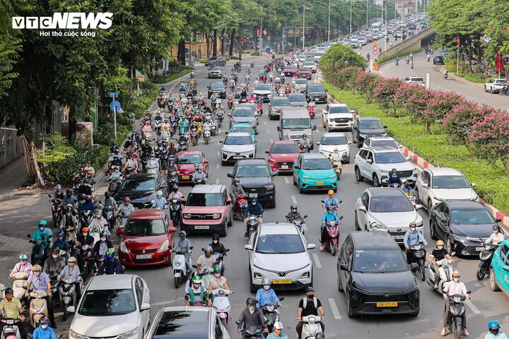 Trước đó, vào năm 2018, tuyến đường này từng được điều chỉnh dải phân cách giữa nhằm mở rộng không gian lưu thông. Hiện phần dải phân cách còn lại rộng hơn 4m, được bố trí nhiều cây xanh.