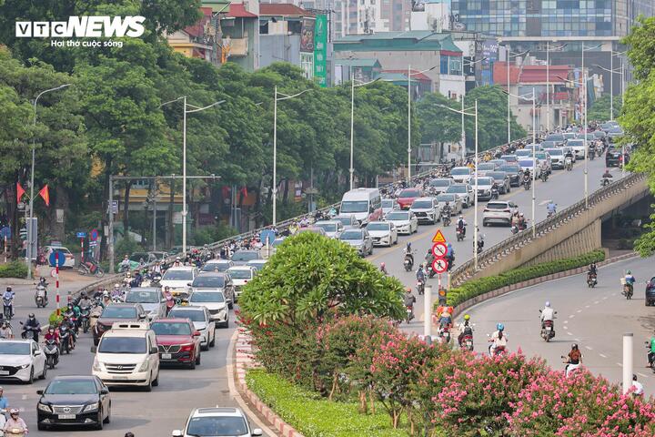 Vào giờ cao điểm buổi sáng, lượng phương tiện đổ về khu vực trung tâm tăng mạnh khiến đường Nguyễn Chí Thanh thường xuyên ùn tắc kéo dài, trong khi chiều ngược lại có mật độ giao thông thấp hơn.