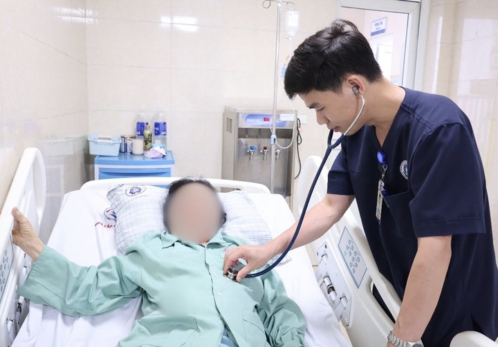 BSCKI Lưu Văn Thìn thăm khám cho người bệnh. (Ảnh: BVCC)