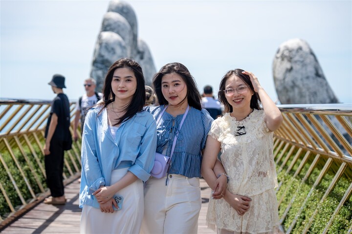 Du khách thích thú check-in với những công trình biểu tượng trên đỉnh Bà Nà.