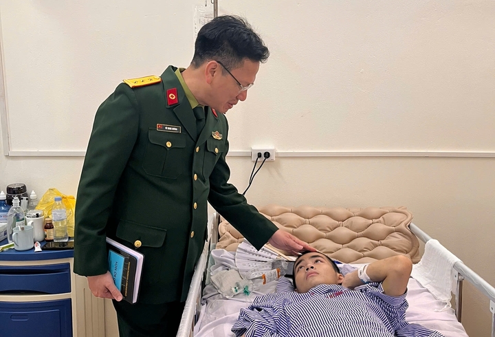 Tiến sĩ, bác sĩ Vũ Minh Dương tới thăm Hiếu khi em điều trị tại Bệnh viện Bỏng Quốc gia Lê Hữu Trác. (Ảnh: BSCC)