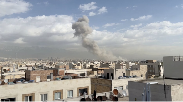 Kh&oacute;i bốc l&ecirc;n sau khi Israel v&agrave; Mỹ tiến h&agrave;nh cuộc tấn c&ocirc;ng v&agrave;o Iran hồi th&aacute;ng 2. (Ảnh: Reuters)