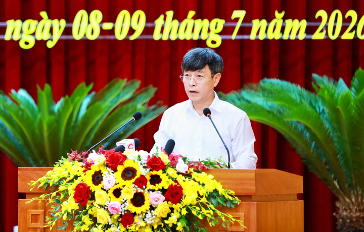 Ông Đinh Ngọc Sơn, Phó Giám đốc Sở Giáo dục và Đào tạo Quảng Ninh trình bày tóm tắt dự thảo nghị quyết về phát triển giáo dục, thu hút nhân tài.