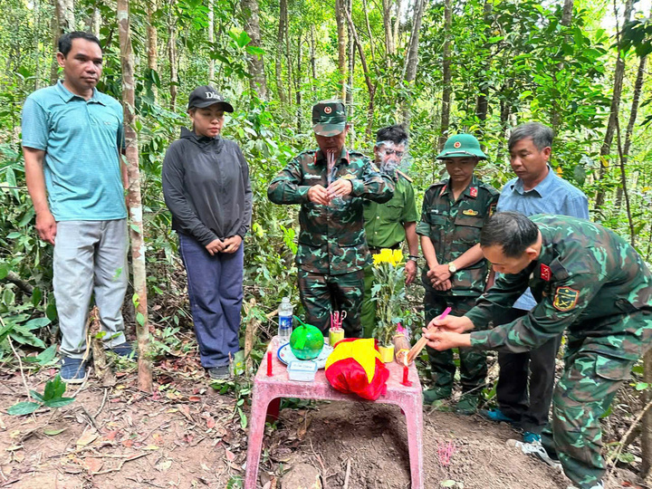 Hai hài cốt liệt sĩ được tìm thấy trên núi Hòn Ông qua tin báo của cụ ông 96 tuổi.