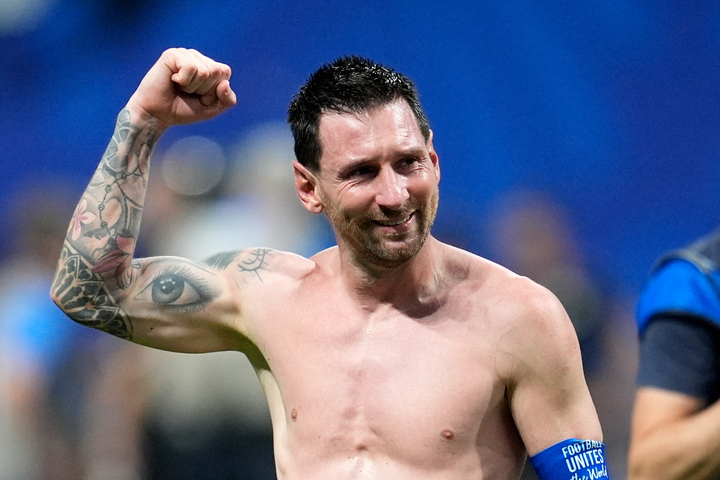messi 1 08172648 - Messi kh&oacute;c 'tuyệt đối điện ảnh', huyền thoại World Cup th&ecirc;m 1 tập sử thi