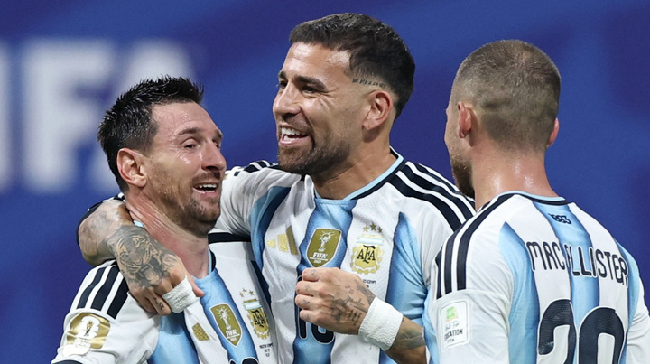 messi an mung dong doi 04131906 - Tin tặc giả mạo LĐBĐ Argentina, bịa thuyết &acirc;m mưu b&ocirc;i nhọ FIFA