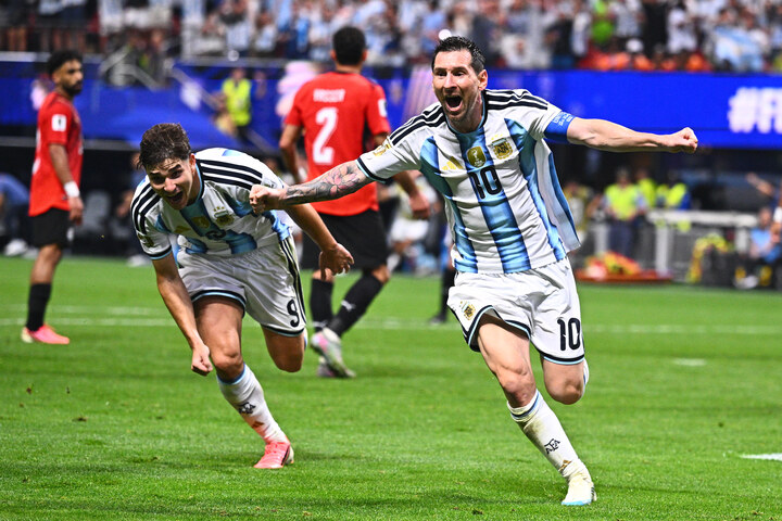 messi ap 10001818 - Messi kh&oacute;c 'tuyệt đối điện ảnh', huyền thoại World Cup th&ecirc;m 1 tập sử thi