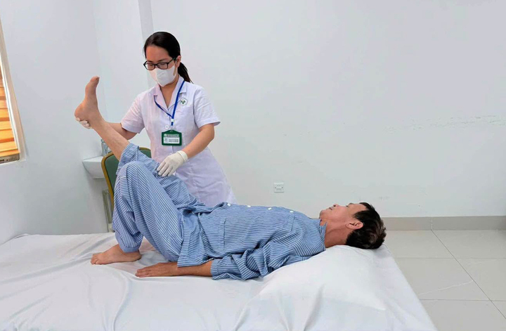 Bệnh nhân tập luyện sau phẫu thuật.