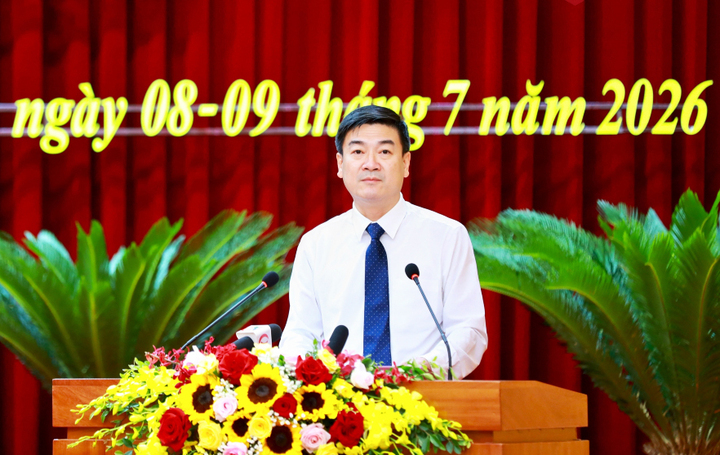 Ông Đỗ Xuân Điệp, Giám đốc Sở Xây dựng Quảng Ninh, trình bày nội dung dự thảo nghị quyết liên quan phát triển nhà ở.