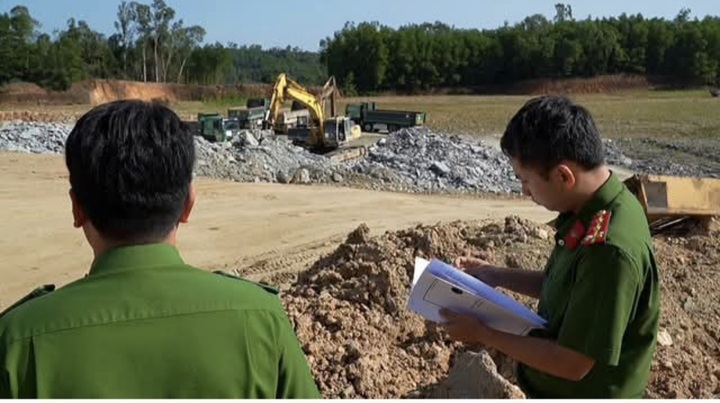 Lực lượng chức năng kiểm tra khu vực xảy ra việc khai thác, tiêu thụ đất không đúng quy định. (Ảnh: C.A)