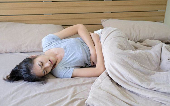 Đau bụng do viêm loét dạ dày vì thức khuya (Ảnh BV đa khoa Vinmec)