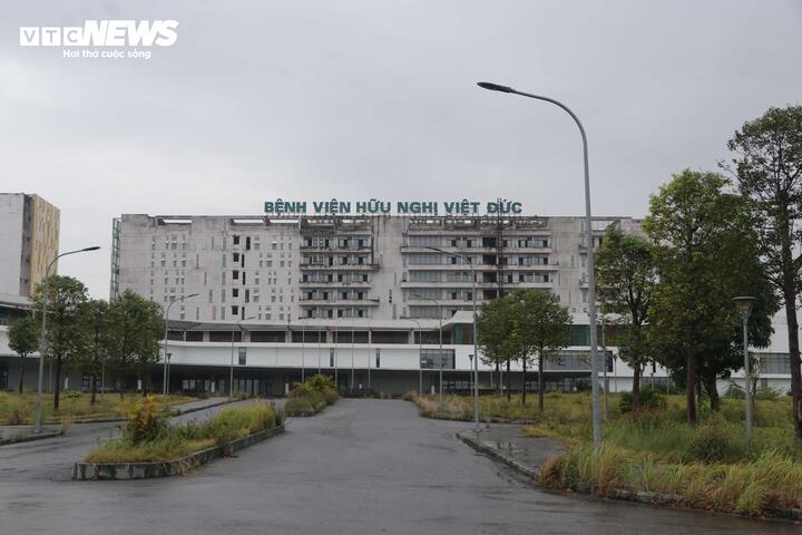 Những khối bê tông khổng lồ của Bệnh viện Hữu nghị Việt Đức cơ sở Ninh Bình một thời nằm im lìm suốt nhiều năm, trở thành nỗi tiếc nuối của người dân và ngành y tế.