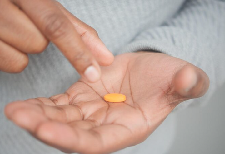 Vitamin hoạt động theo cơ chế tích lũy, cần uống đều đặn duy trì mỗi ngày để cơ thể hấp thụ và phát huy hiệu quả.