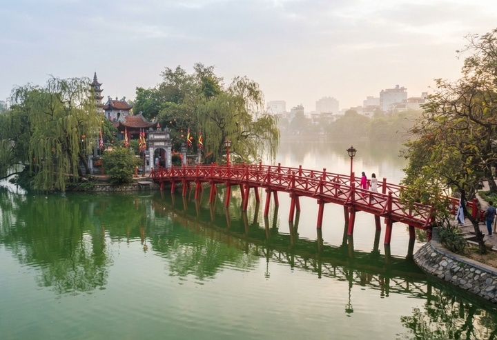Danh xưng cầu Thê Húc ẩn chứa triết lý phương Đông sâu sắc, mang ý nghĩa là nơi hội tụ ánh sáng ban mai rực rỡ và thanh khiết nhất.