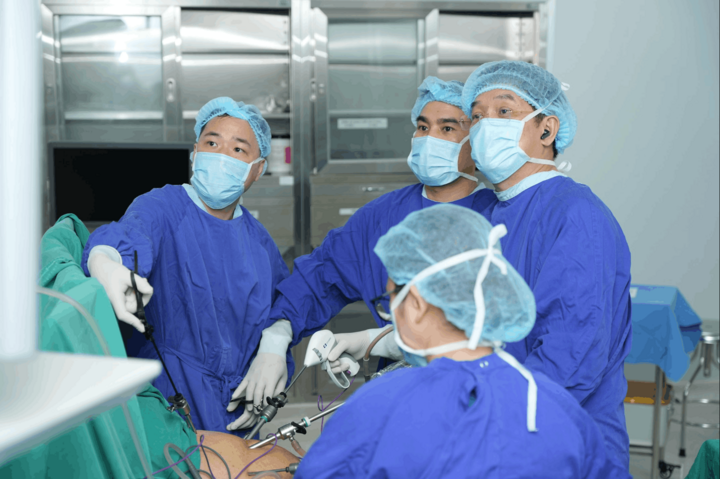 Ê-kíp phẫu thuật Vinmec Hải Phòng thực hiện ca mổ cho cụ bà Hát sau quá trình hội chẩn và đánh giá toàn diện.